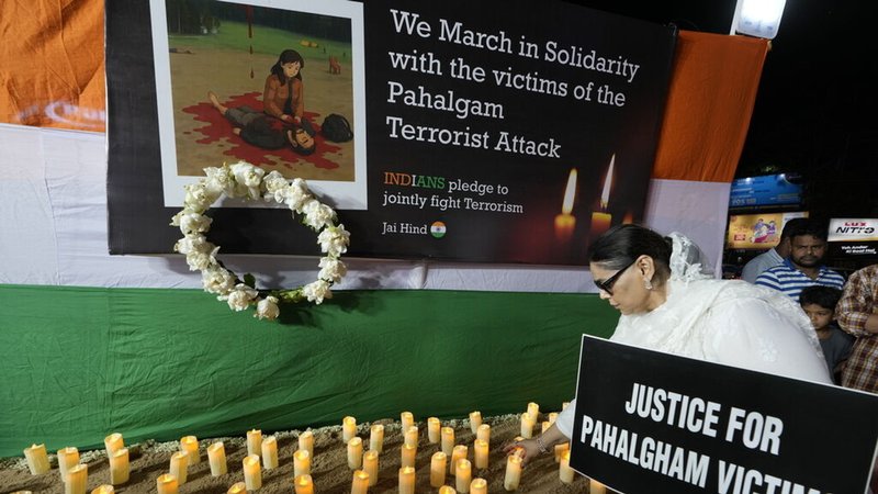 25.04.2025, Indien, Kolkata: Eine Frau stellt eine Kerze und hält ein Transparent während eines Protest- und Solidaritätsmarsches gegen die Ermordung von Touristen durch Militante in der Nähe von Pahalgam im indisch kontrollierten Kaschmir. Foto: Bikas Das/AP/dpa +++ dpa-Bildfunk +++ | Bild: dpa-Bildfunk/Bikas Das 25.04.2025, Indien, Kolkata: Eine Frau stellt eine Kerze und hält ein Transparent während eines Protest- und Solidaritätsmarsches gegen die Ermordung von Touristen durch Militante in der Nähe von Pahalgam im indisch kontrollierten Kaschmir. Foto: Bikas Das/AP/dpa +++ dpa-Bildfunk +++