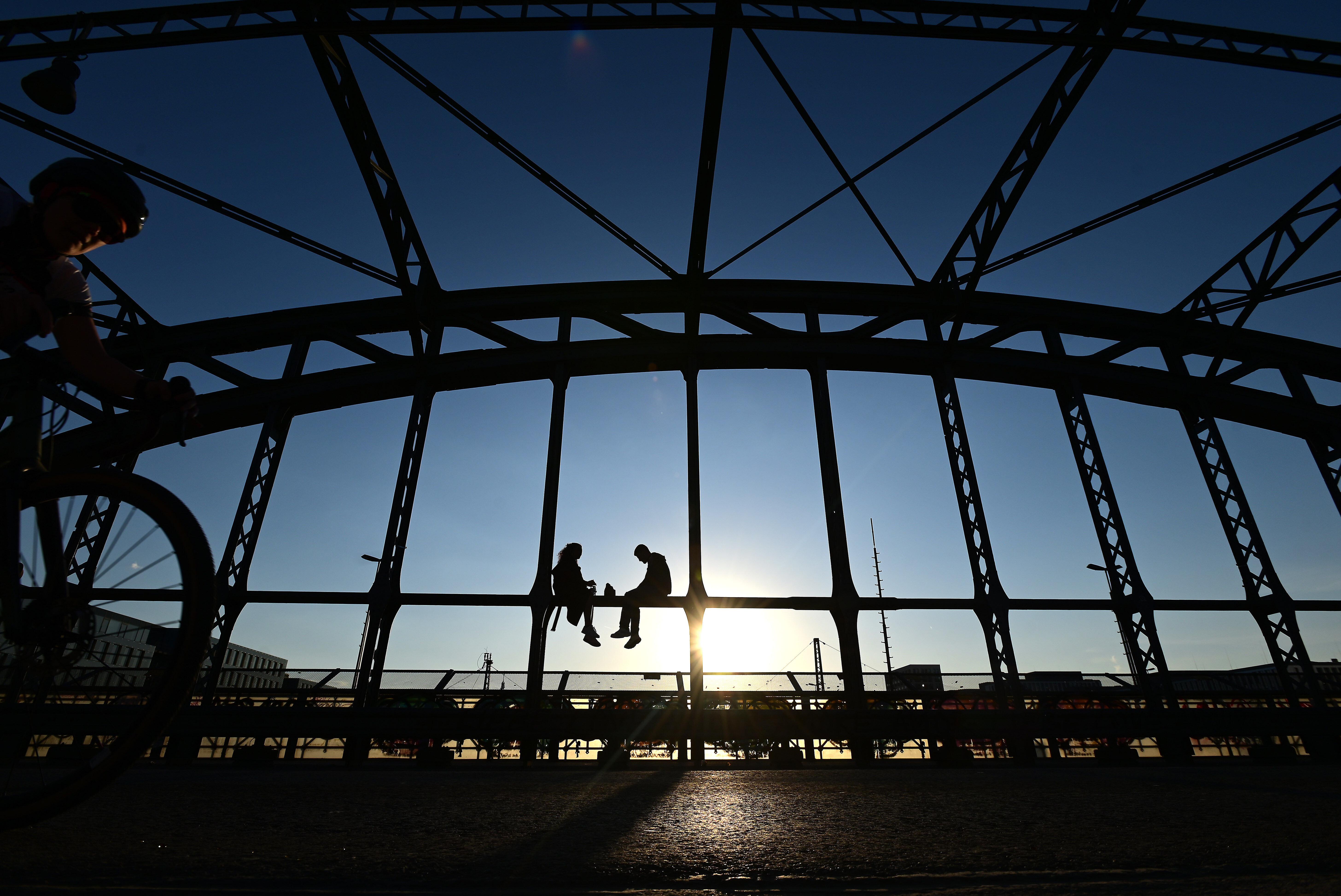 Von der Uni direkt in den Job? Für junge Menschen ist das aktuell immer schwieriger. Aber: Vermutlich bleibt das nicht so.