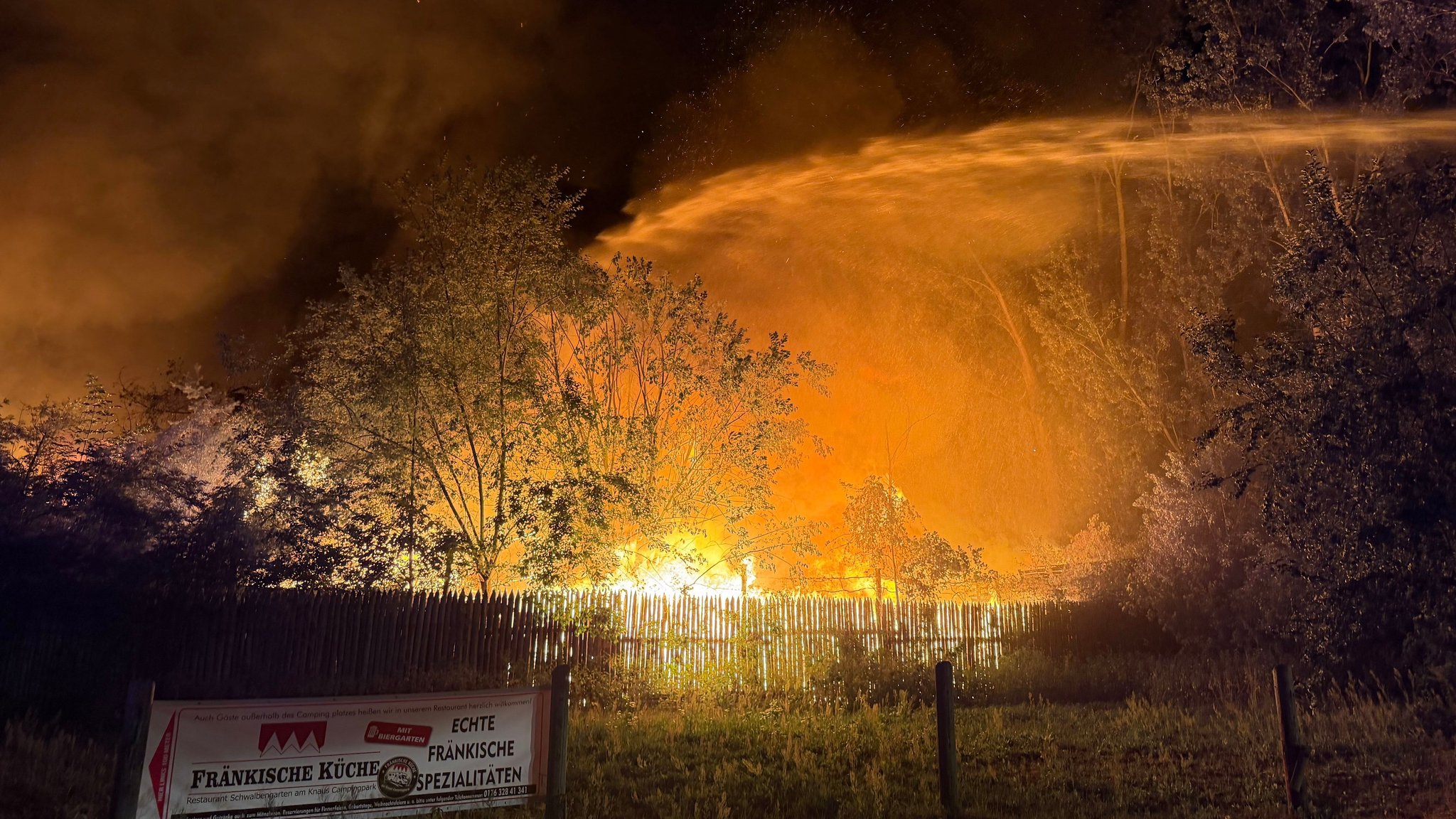 Lichterloh hat in der Nacht das Waldstück in Nürnberg gebrannt. | Bild: News5 Lichterloh hat in der Nacht das Waldstück in Nürnberg gebrannt.