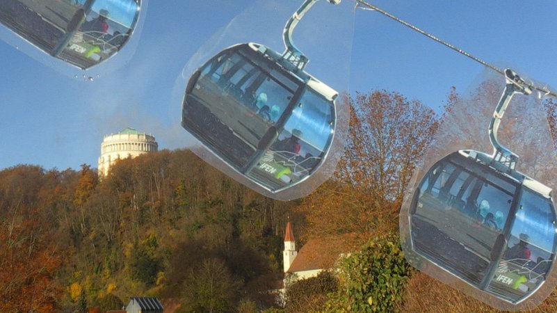 Eine Seilbahn mit der Kelheimer Befreiungshalle im Hintergrund (Fotomontage) | Bild: BR Eine Seilbahn mit der Kelheimer Befreiungshalle im Hintergrund (Fotomontage)