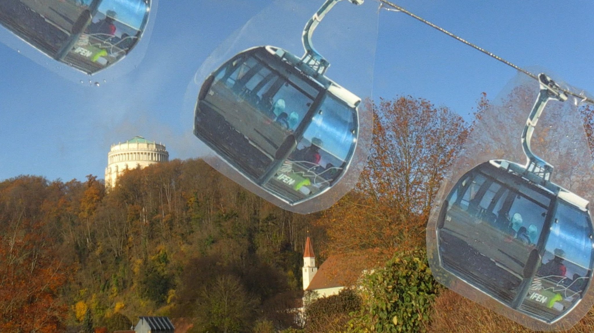 Eine Seilbahn mit der Kelheimer Befreiungshalle im Hintergrund (Fotomontage)