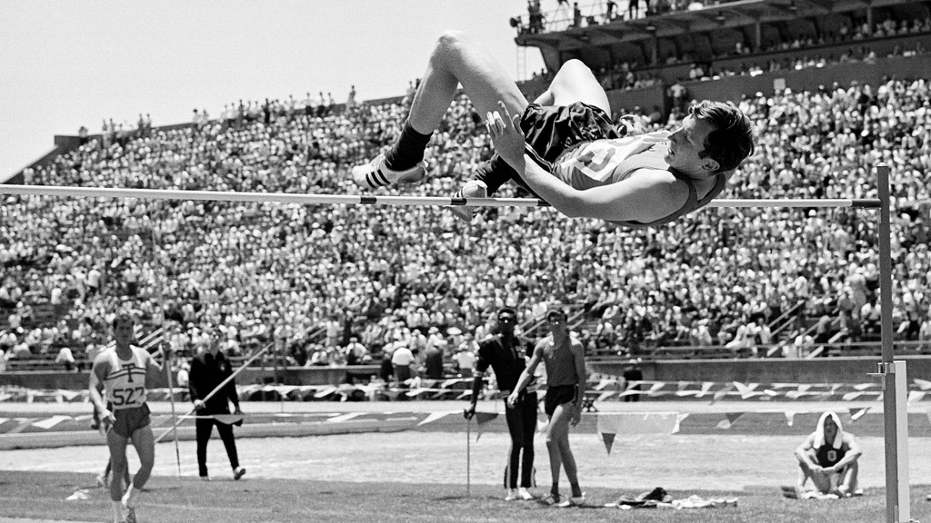 Dick Fosbury aus den USA springt 1968 rückwärts über die Latte.