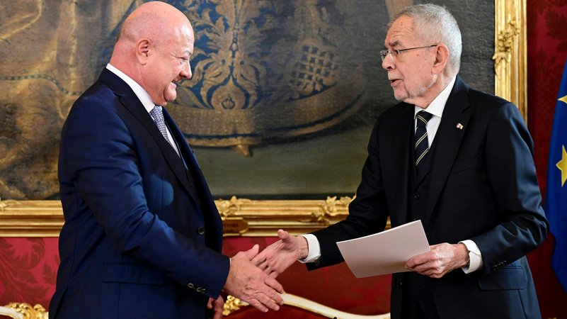 Der neue Kanzler Christian Stocker (ÖVP) bei seiner Angelobung durch Bundespräsident Alexander Van der Bellen | Bild: picture alliance / ROLAND SCHLAGER / APA / picturedesk.com | ROLAND SCHLAGER Der neue Kanzler Christian Stocker (ÖVP) bei seiner Angelobung durch Bundespräsident Alexander Van der Bellen