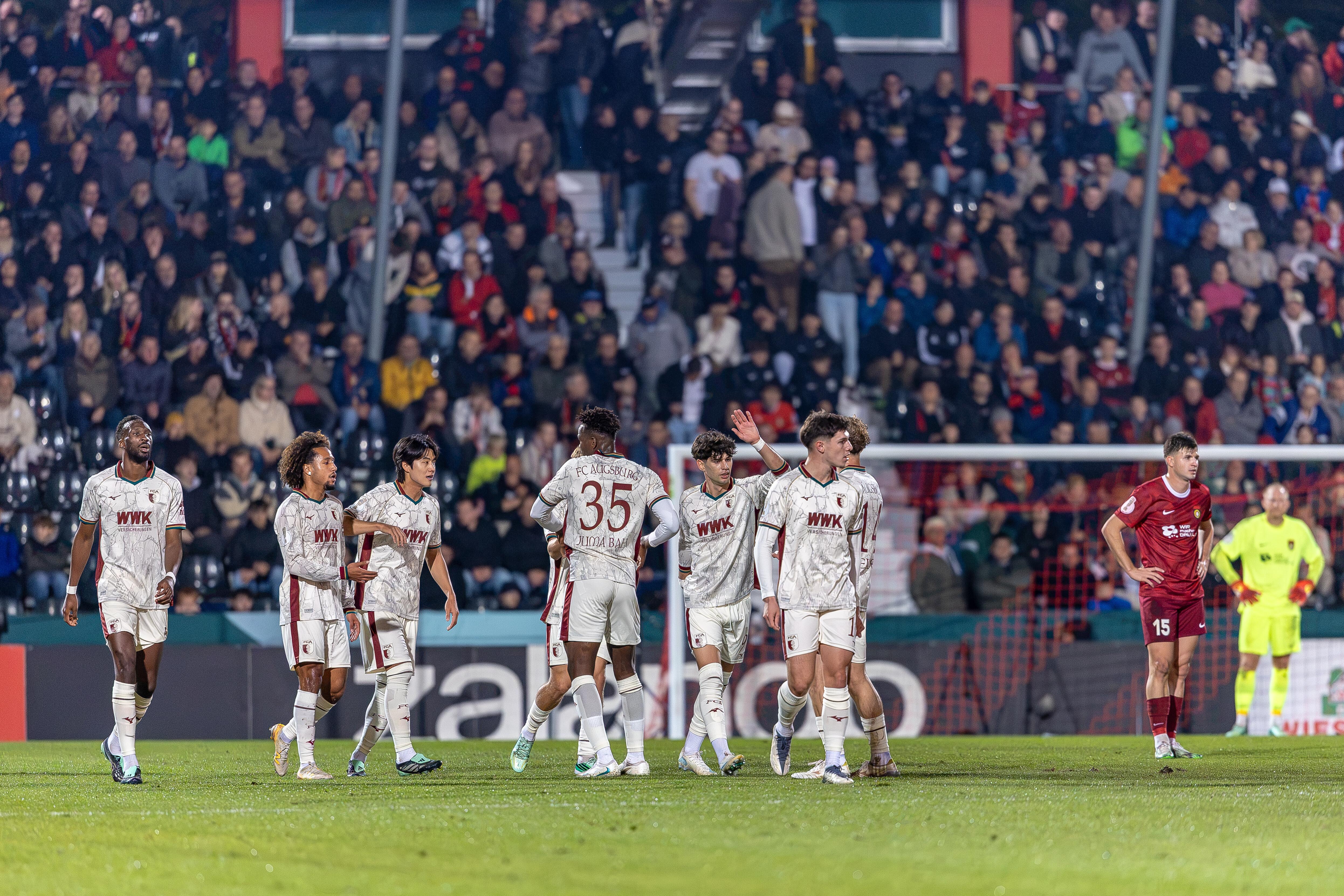 Der FC Augsburg bejubelte im DFB-Pokal vier Treffer gegen den Drittligisten Sonnenhof Großaspach. | Bild:picture-alliance / dpa 