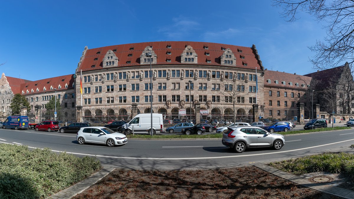 Justizpalast an der Fürther Straße in Nürnberg von vorne.