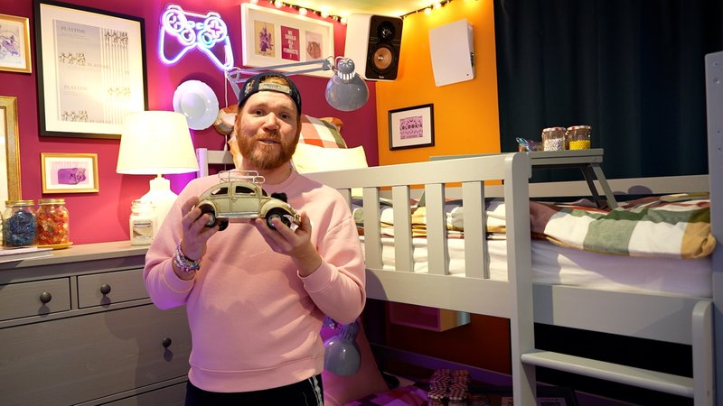 Der Münchner Ylie Schweiger hat sein Zuhause zum Taylor Swift Paradies gemacht. | Bild: Marie Richter Der Münchner Ylie Schweiger hat sein Zuhause zum Taylor Swift Paradies gemacht.