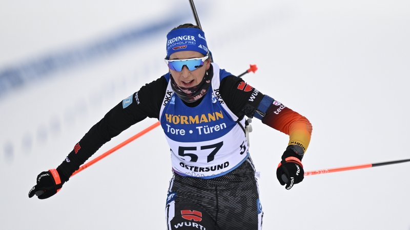 Franziska Preuß beim Zieleinlauf in Östersund