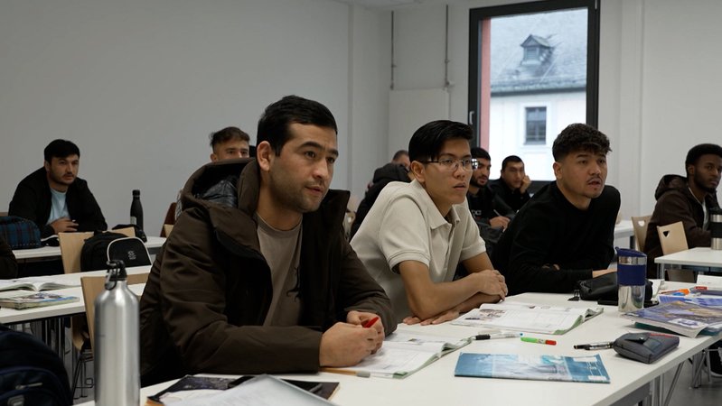 Integrationskurs in der Kolping Akademie in Würzburg | Bild: Bayerischer Rundfunk 2024 Integrationskurs in der Kolping Akademie in Würzburg