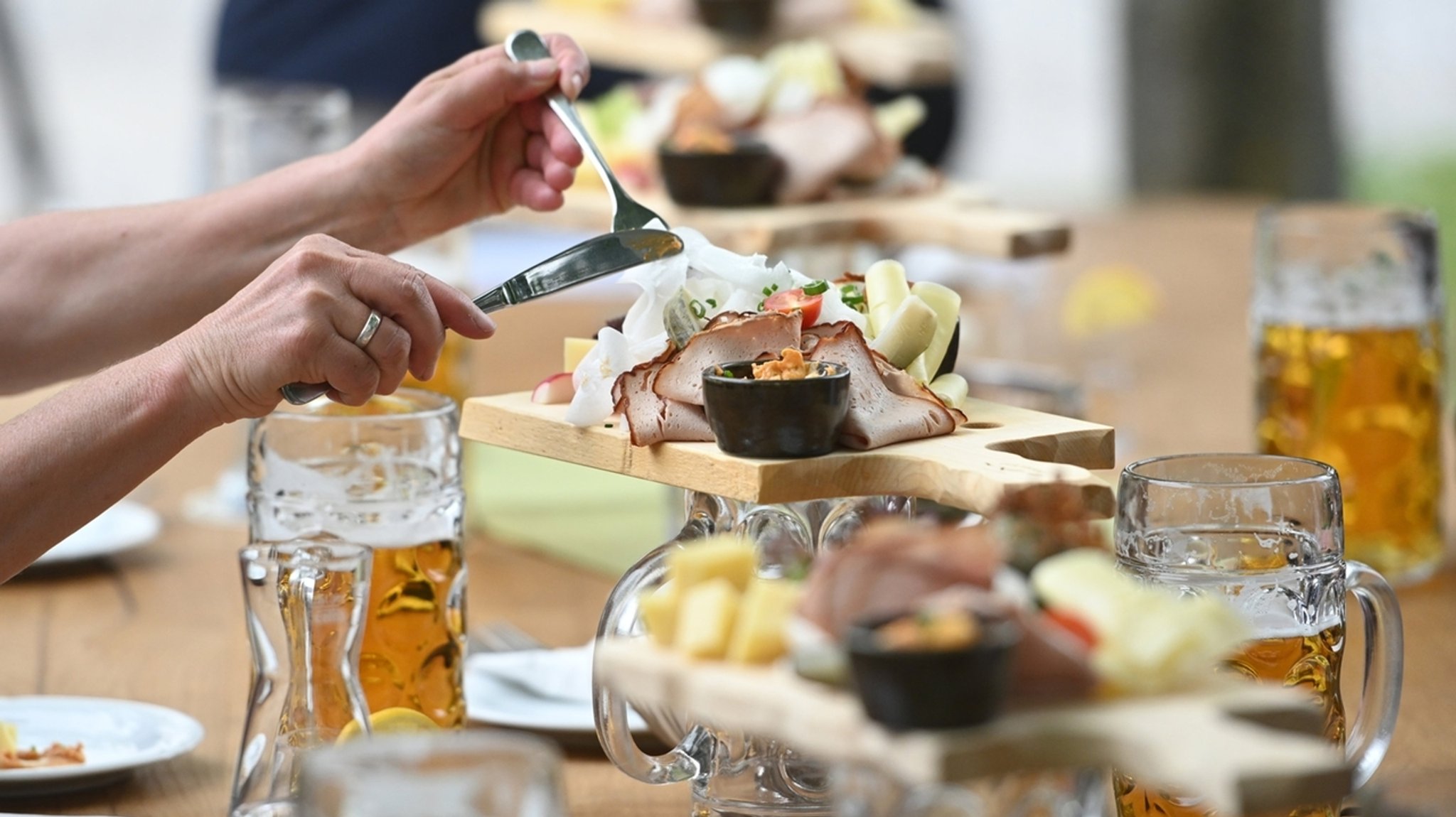 Gedeckter Tisch in einem Biergarten