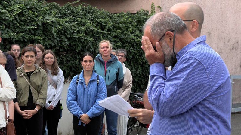 Aufnahme von der Verlegung der Stolpersteine. | Bild: BR/Margit Ringer Aufnahme von der Verlegung der Stolpersteine.