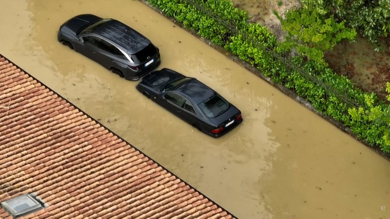 Autos und Häuser versinken in den Wassermassen