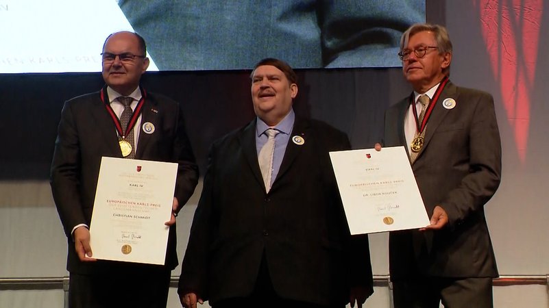 Die Verleihung des Europäischen Karlspreises an Christian Schmidt und Libor Rouček in der Regensburger Donau-Arena.