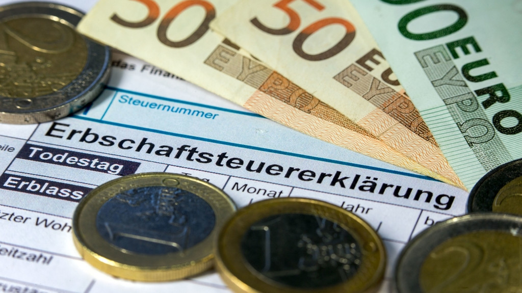 Symbolbild Erbschaftssteuer: Geldmünzen und Scheine liegen auf einem Erbschaftsteuererklärungs-Formular | Bild: picture-alliance/dpa Symbolbild Erbschaftssteuer: Geldmünzen und Scheine liegen auf einem Erbschaftsteuererklärungs-Formular
