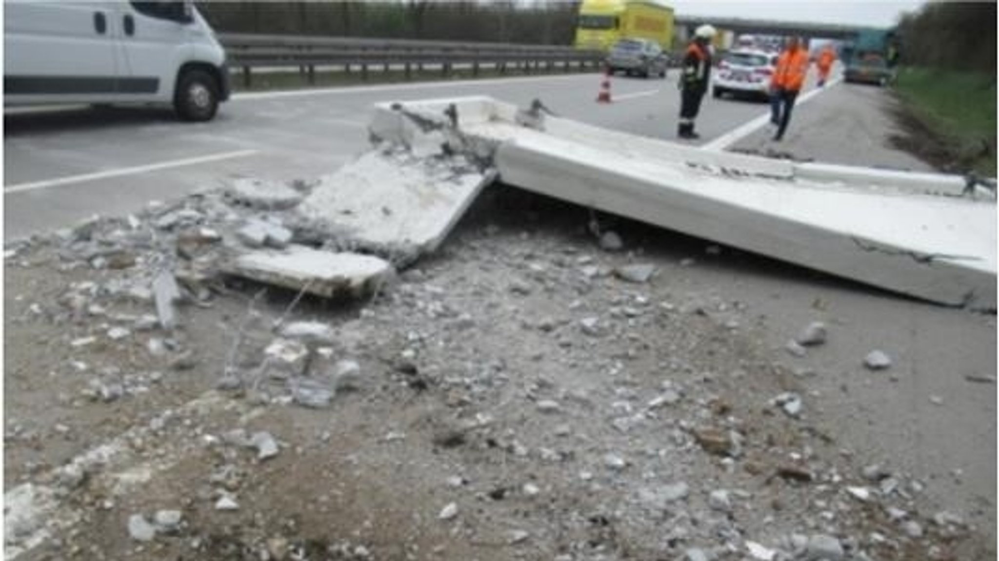 Eine Fertiggarage ist in der Oberpfalz von einem Lastwagen auf die Autobahn gefallen und hat einen stundenlangen Stau verursacht. Die Betonfracht sei auf der A3 «zerbrochen und zerbröselt», sagte ein Polizeisprecher am Freitag. Der Verkehr staute sich nach dem Unfall am Donnerstagmorgen über mehrere Kilometer von der Unfallstelle bei Wörth an der Donau (Landkreis Regensburg) bis Kirchroth im niederbayerischen Landkreis Straubing-Bogen. Er löste sich erst nach etwa sechs Stunden auf. Zum Unfall kam es laut Polizei, weil ein anderer Laster den Lkw mit der Betonfracht überholte und dann aus ungeklärten Gründen abdrängte. Der Garagen-Laster wich nach rechts aus, sank in den Randstreifen und verlor seine Ladung. Der andere Lkw fuhr davon. Verletzt wurde niemand. Es entstand laut Polizei ein Schaden von etwa 6000 Euro.