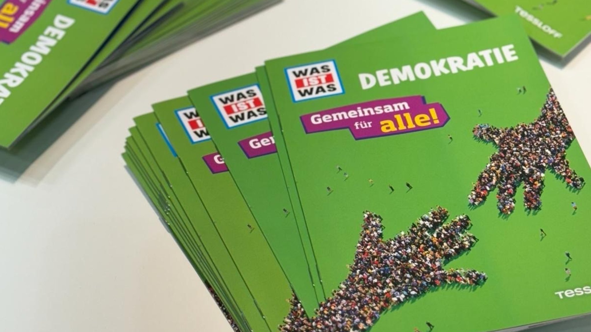 Demokratie-Broschüre liegt in Stapel auf einem Tisch