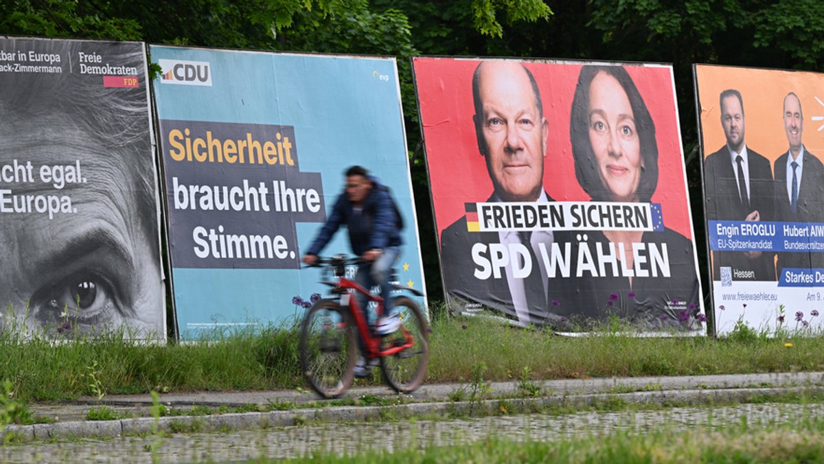 Ein Radfahrer fährt an Großplakaten von FDP (l-r), CDU, SPD und Freien Wählern zur Europawahl vorbei