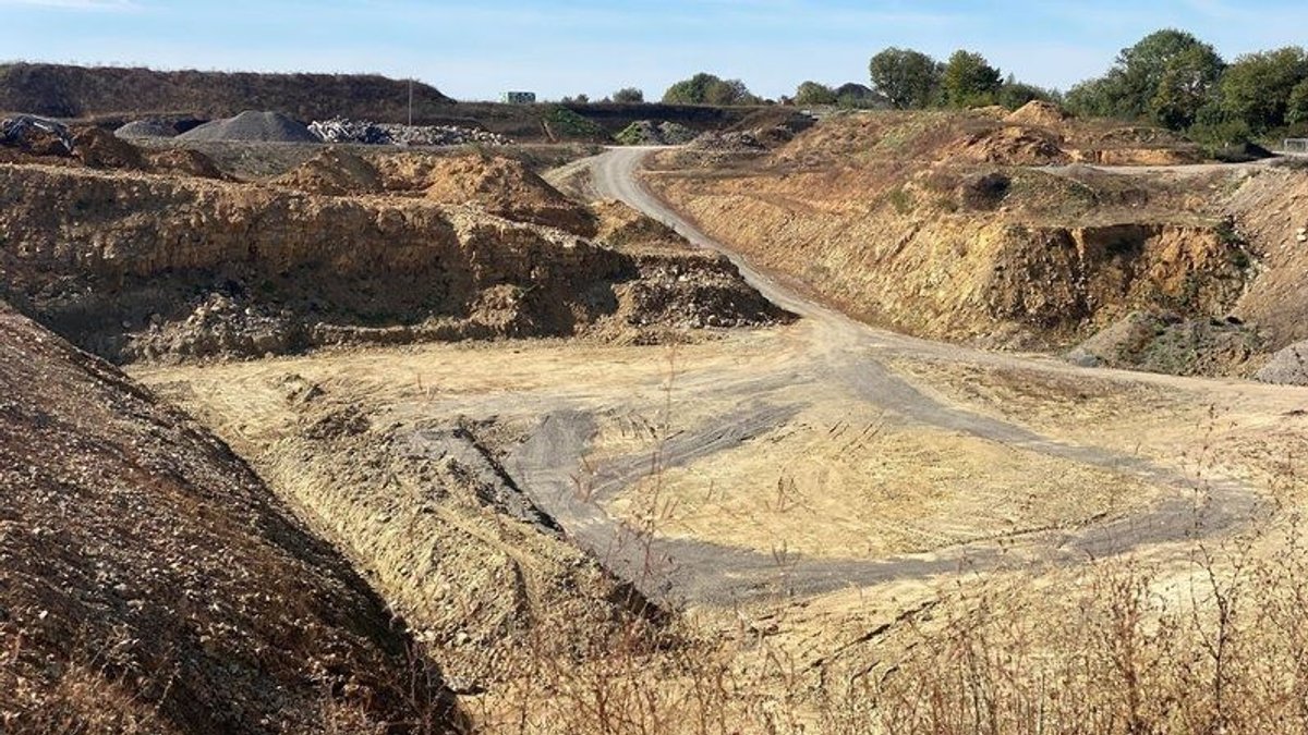 Auf dem Gelände dieser Recycling-Anlage bei Helmstadt soll eine Bauschutt-Deponie entstehen. | Bild: BR Auf dem Gelände dieser Recycling-Anlage bei Helmstadt soll eine Bauschutt-Deponie entstehen.