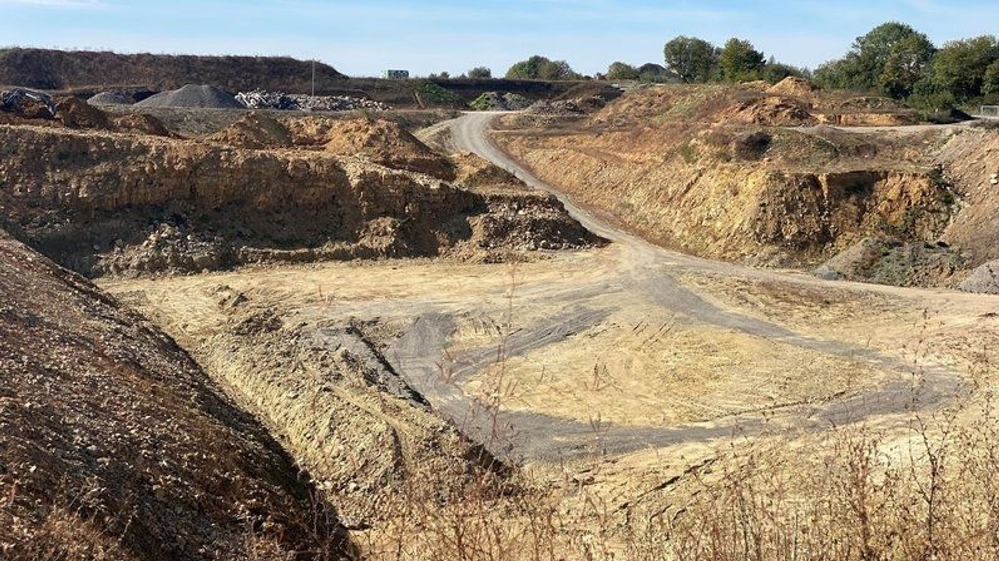 Auf dem Gelände dieser Recycling-Anlage bei Helmstadt soll eine Bauschutt-Deponie entstehen.