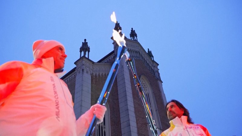 Fackelträger übergeben das Olympische Feuer für der feierlichen Eröffnung der Spiele am Freitag. | Bild: BR Fackelträger übergeben das Olympische Feuer für der feierlichen Eröffnung der Spiele am Freitag.