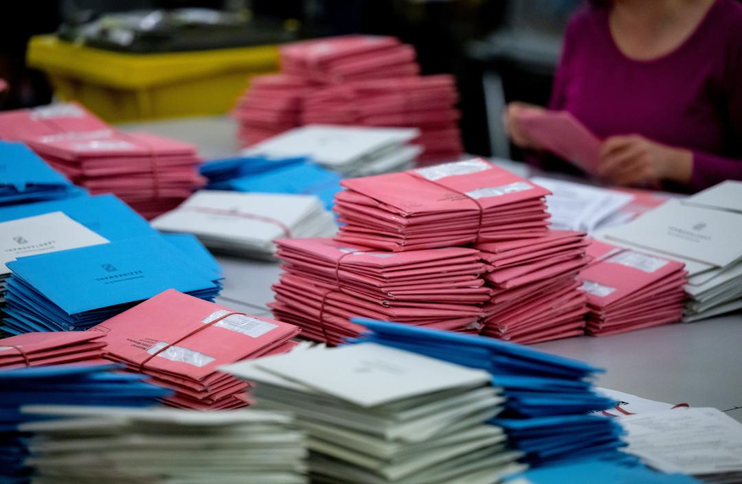 08.10.2023, Bayern, München: Wahlhelfer bereiten im Veranstaltungs- und Ordercenter (MOC) der Messe München die Auszählung der Briefwahl-Unterlagen vor.