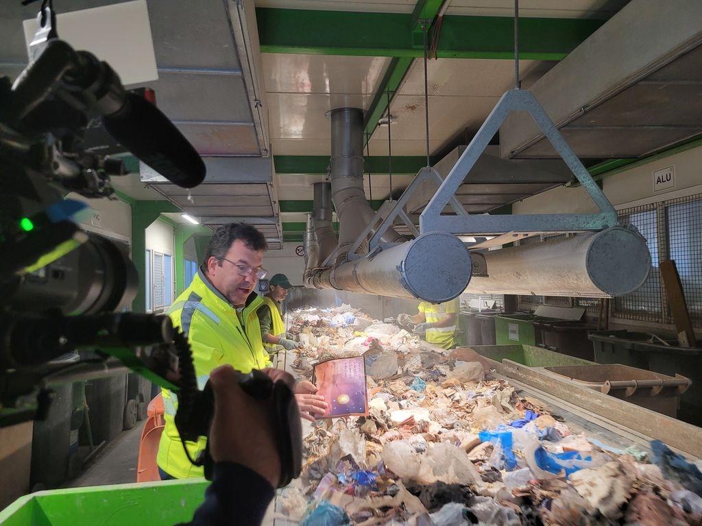 Sortieranlage der Firma Breitsamer Entsorgung und Recycling. Sicherheitsexperte Karim Djelassi zeigt dem BR die Anlage. 