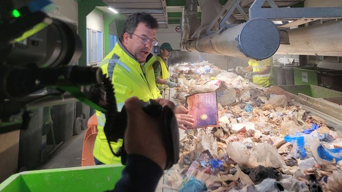 Sortieranlage der Firma Breitsamer Entsorgung und Recycling. Sicherheitsexperte Karim Djelassi zeigt dem BR die Anlage. 