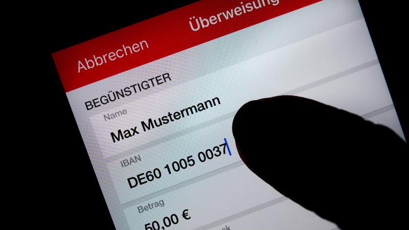 Überweisungsformular auf dem Handy | Bild: picture alliance/dpa | Monika Skolimowska Überweisungsformular auf dem Handy