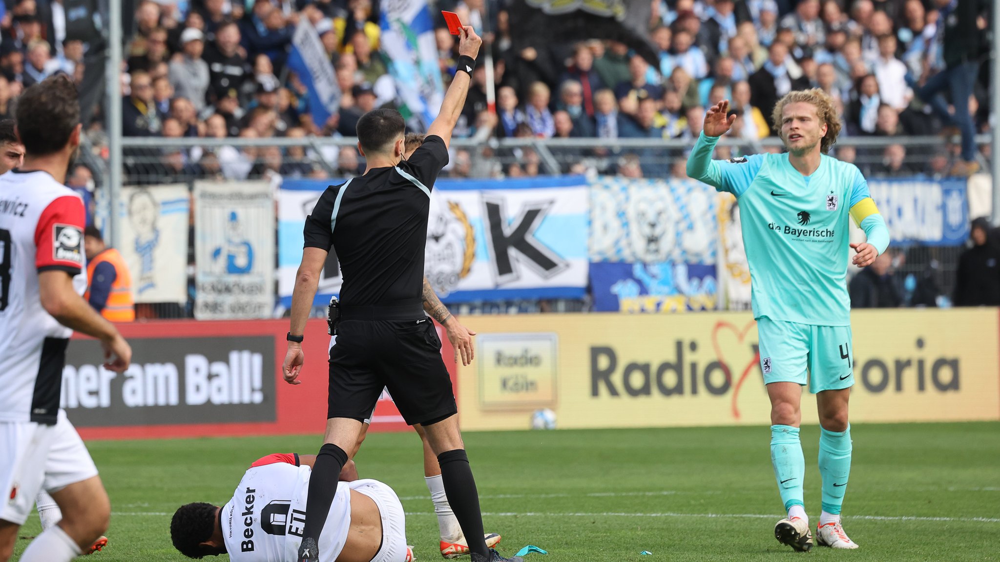 Der TSV 1860 kassiert zwei Platzverweise in Köln.