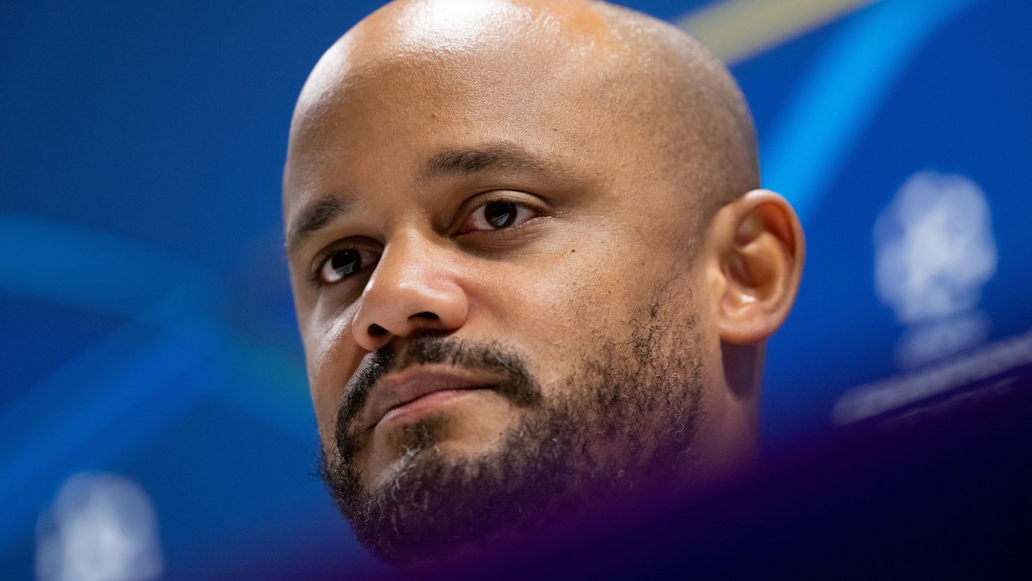 25.11.2025, Großbritannien, London: Fußball: Champions League, FC Arsenal - Bayern München, Vorrunde, 5. Spieltag. Pressekonferenz FC Bayern München im Emirates Stadium. Trainer Vincent Kompany (Bayern München) sitzt auf dem Podium. | Bild: dpa-Bildfunk/Sven Hoppe 25.11.2025, Großbritannien, London: Fußball: Champions League, FC Arsenal - Bayern München, Vorrunde, 5. Spieltag. Pressekonferenz FC Bayern München im Emirates Stadium. Trainer Vincent Kompany (Bayern München) sitzt auf dem Podium.