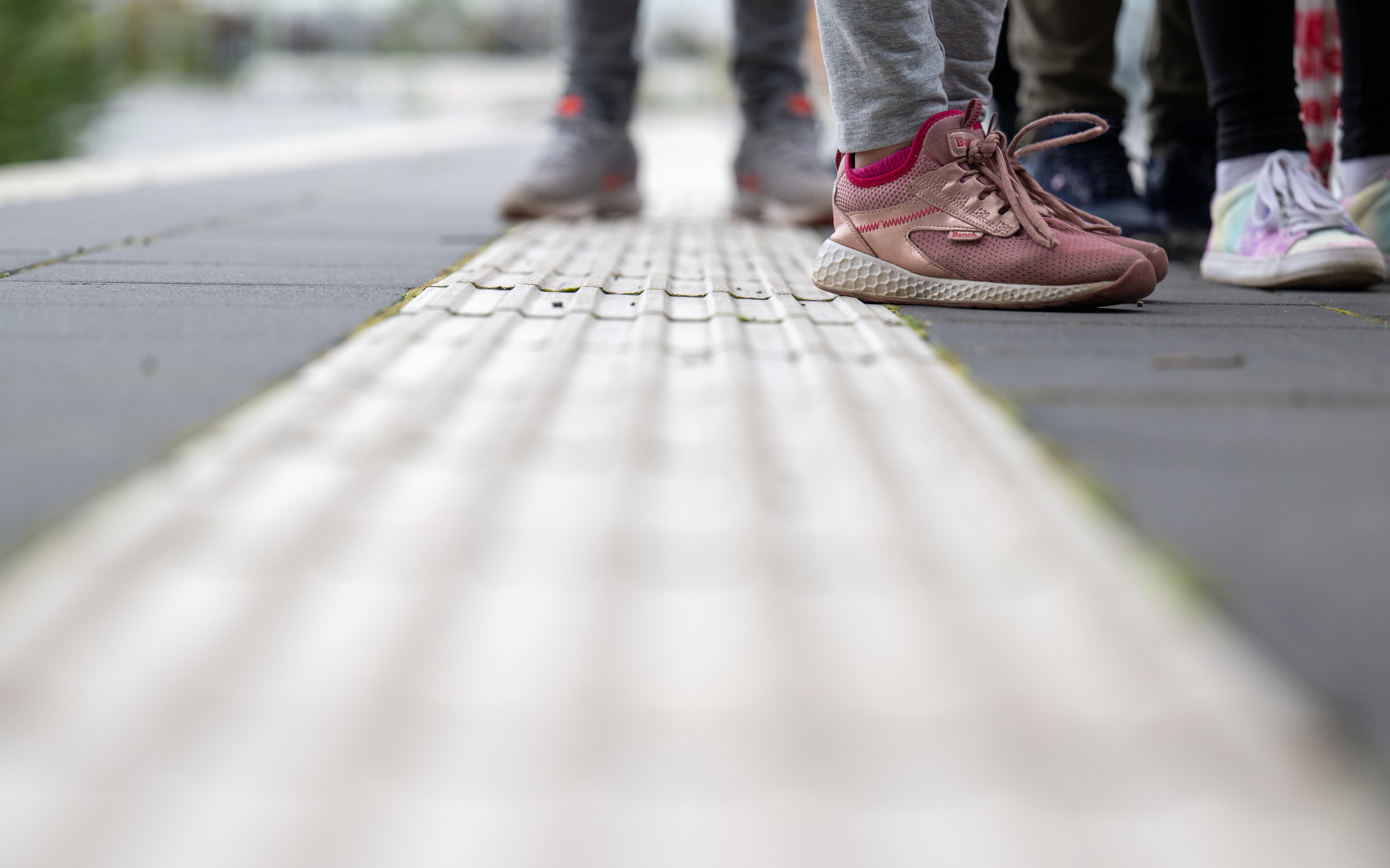 Schüler stehen auf einem Bahnsteig (Symbolbild)
