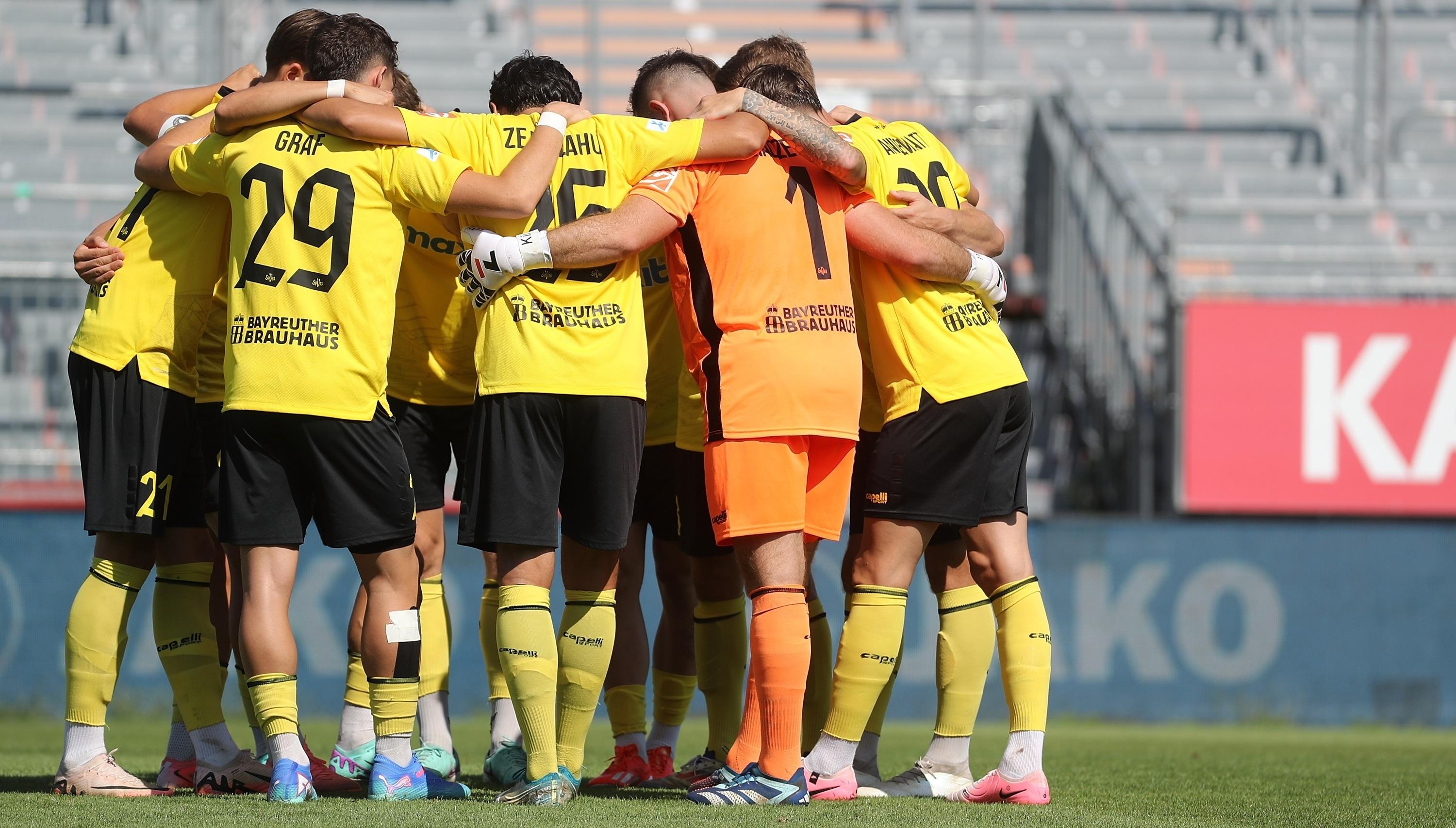 Spieler der SpVgg Bayreuth bilden einen Mannschaftskreis