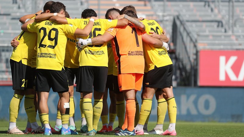 Spieler der SpVgg Bayreuth bilden einen Mannschaftskreis | Bild: picture-alliance/dpa Spieler der SpVgg Bayreuth bilden einen Mannschaftskreis