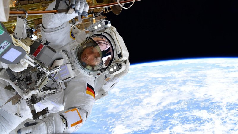 Matthias Maurer im Raumanzug während seines Außeneinsatzes außerhalb der Internationalen Raumstation ISS.