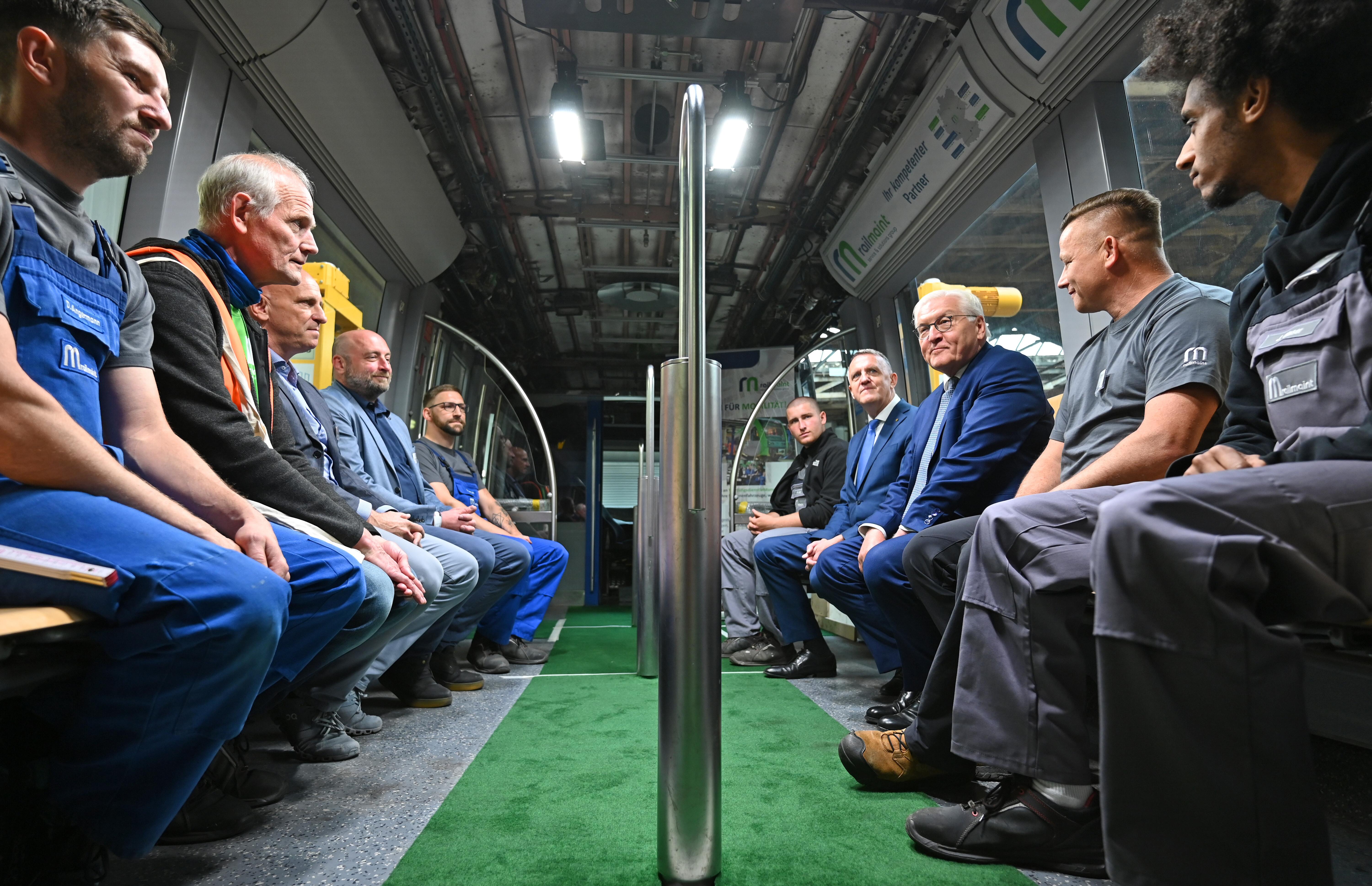 Bundespräsident Frank-Walter Steinmeier (Mitte r) besucht im Rahmen seiner Reihe «Ortszeit Deutschland» die RailMaint GmbH in Delitzsch und sitzt mit Arbeitern in einer Bahnkarosse.