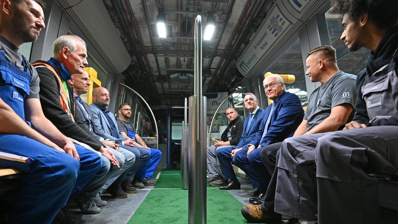 Bundespräsident Frank-Walter Steinmeier (Mitte r) besucht im Rahmen seiner Reihe «Ortszeit Deutschland» die RailMaint GmbH in Delitzsch und sitzt mit Arbeitern in einer Bahnkarosse. | Bild: picture alliance/dpa | Elisa Schu Bundespräsident Frank-Walter Steinmeier (Mitte r) besucht im Rahmen seiner Reihe «Ortszeit Deutschland» die RailMaint GmbH in Delitzsch und sitzt mit Arbeitern in einer Bahnkarosse.