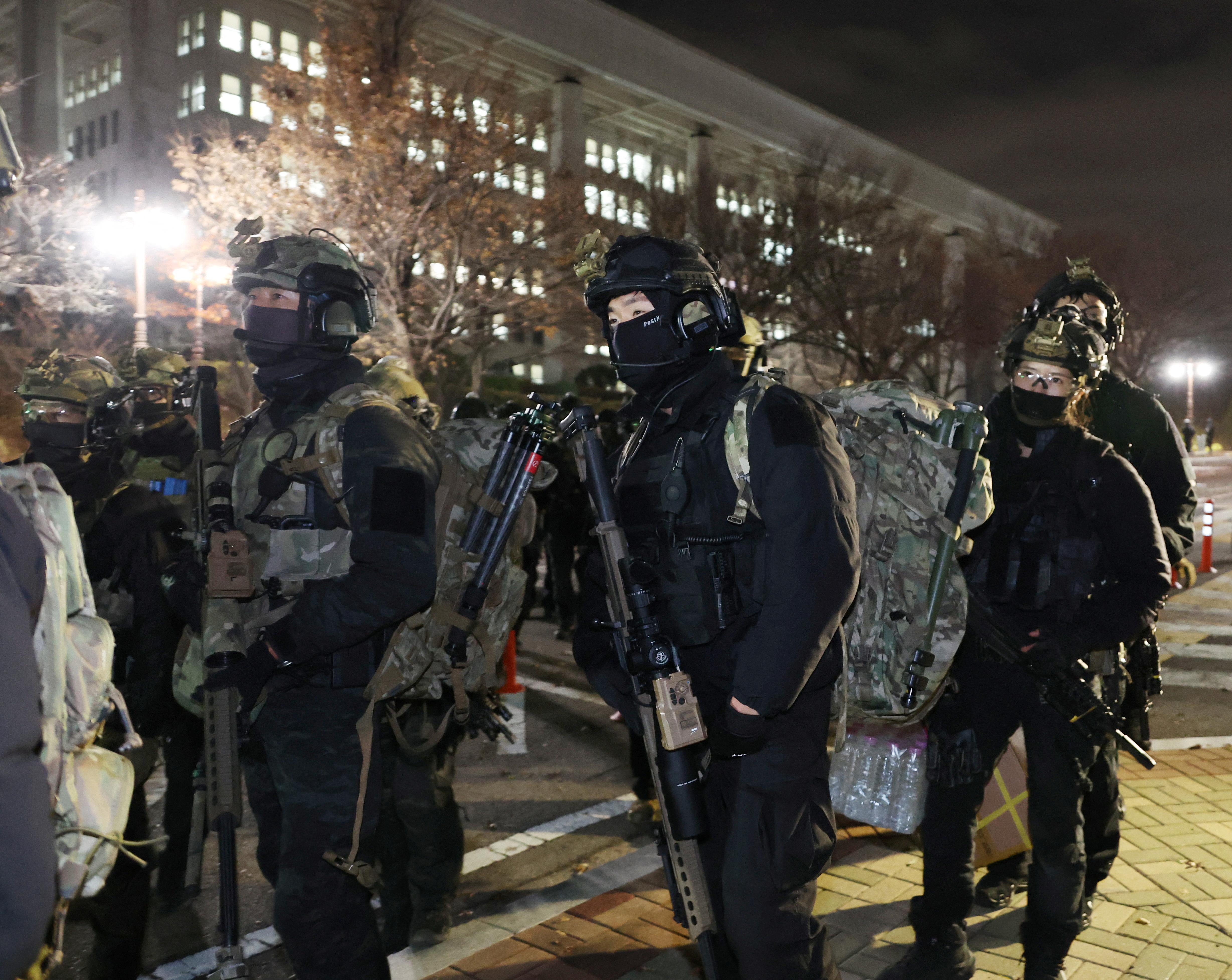 Soldaten verlassen das Parlament in Seoul