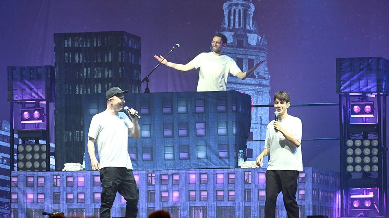 Die Band "Deine Freunde" beim Tollwood-Festival in München | Bild: picture alliance / Jens Niering | Jens Niering Die Band "Deine Freunde" beim Tollwood-Festival in München