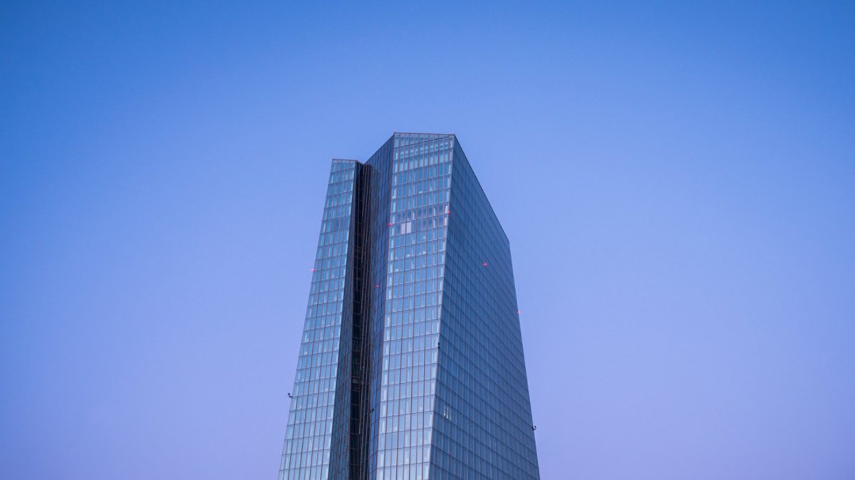 Hessen, Frankfurt/Main: Die Europäische Zentralbank (EZB) zur Blauen Stunde.