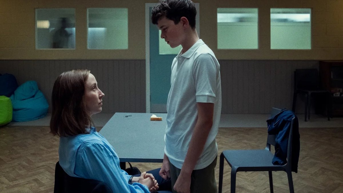 Psychologin Briony Ariston (Erin Doherty) mit dem 13-jährigen Mörder Jamie Miller (Owen Cooper) | Bild: Ben Blackall/ Netflix Psychologin Briony Ariston (Erin Doherty) mit dem 13-jährigen Mörder Jamie Miller (Owen Cooper)