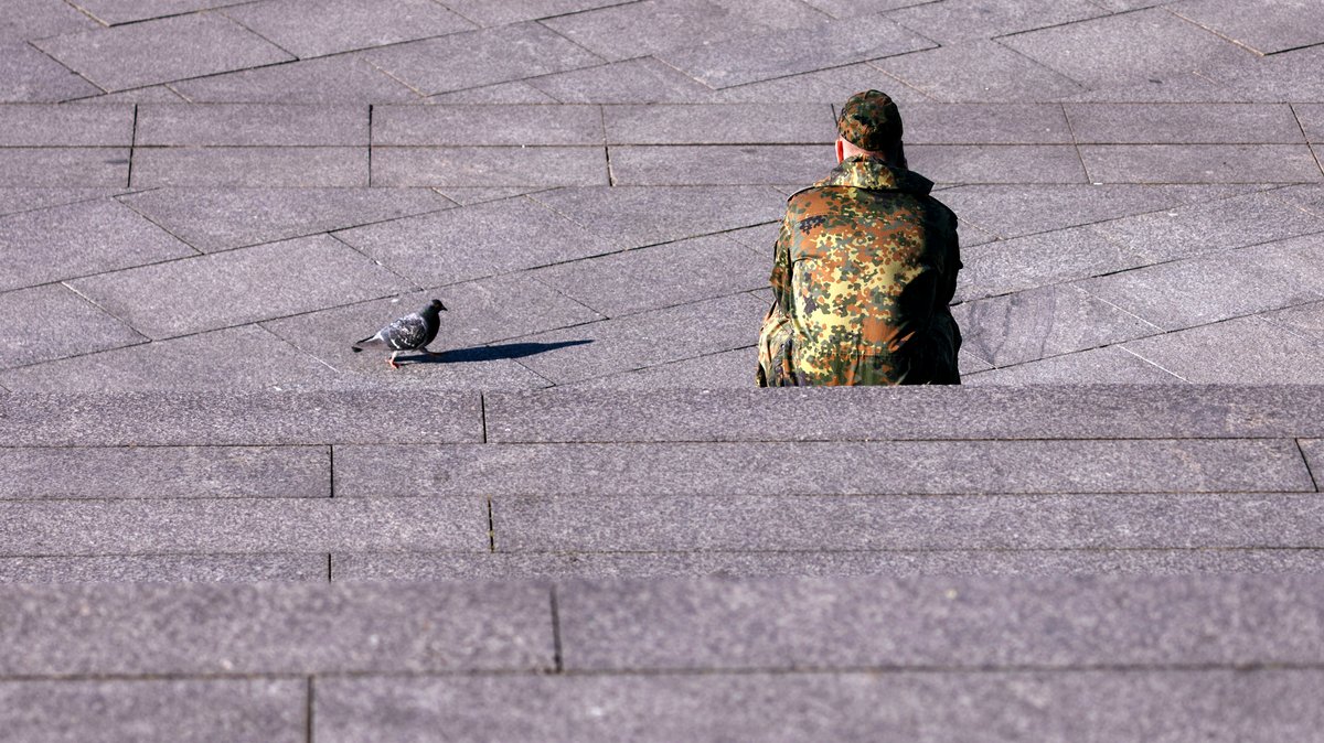 Symbolbild: Soldat sitzt auf einer Treppe 