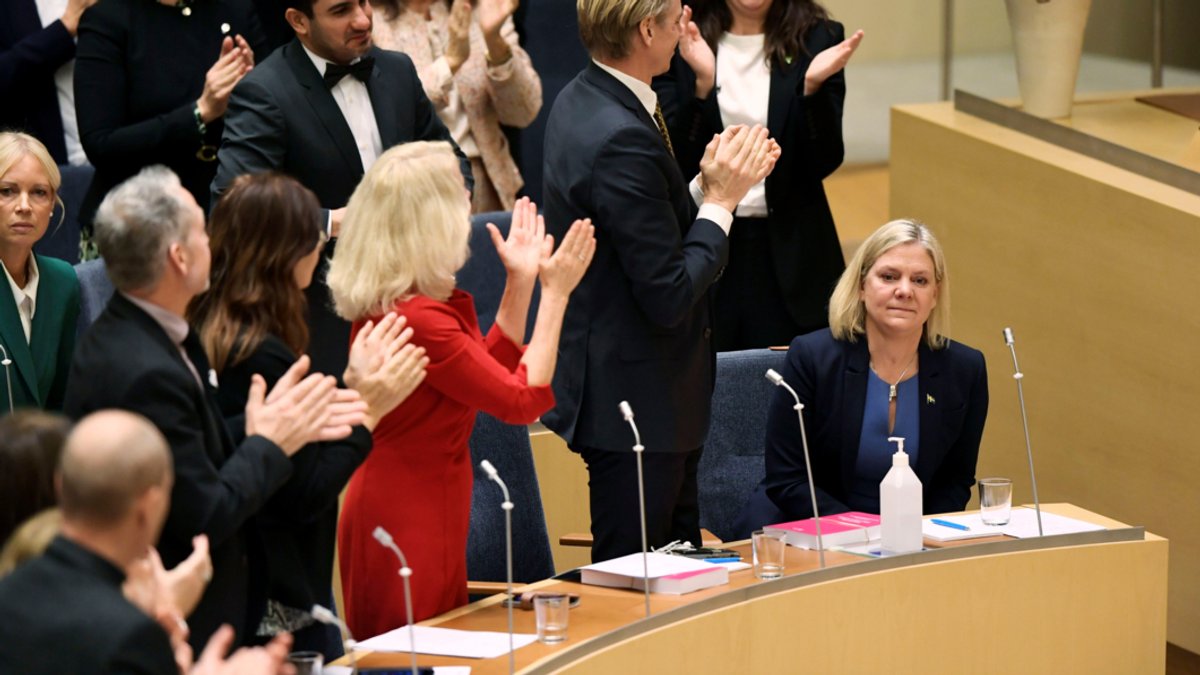 24.11.2021, Schweden, Stockholm: Abgeordnete applaudieren nach der Abstimmung über die Ernennung der bisherigen schwedischen Finanzministerin und Vorsitzenden der Sozialdemokratischen Partei, Magdalena Andersson (r), zur neuen schwedischen Ministerpräsidentin im schwedischen Parlament, Riksdagen.