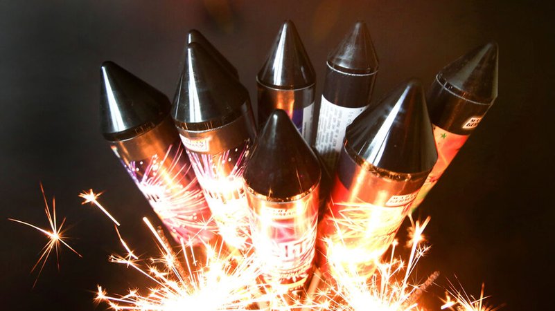Für ein sicheres Silvester sollten nur geprüfte Feuerwerkskörper verwendet werden. | Bild: dpa-Bildfunk/Roland Weihrauch Für ein sicheres Silvester sollten nur geprüfte Feuerwerkskörper verwendet werden.