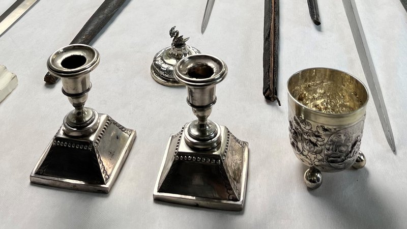 Warten auf ihre Rückgabe: Silberne Kerzenleuchter im Depot des Bayerischen Nationalmuseums | Bild: BR Warten auf ihre Rückgabe: Silberne Kerzenleuchter im Depot des Bayerischen Nationalmuseums