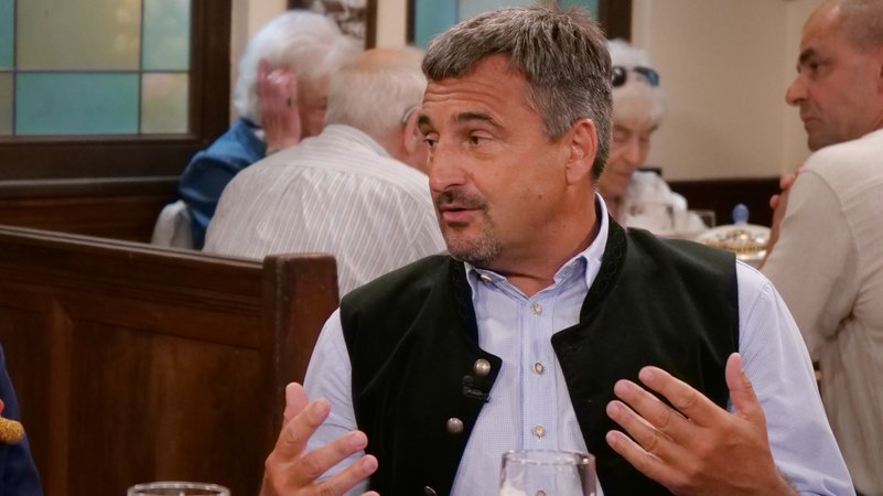 Georg Hackl zeigte am BR-Sonntags-Stammtisch Unverständnis über die Kandidatur Joe Bidens zum US-Präsidenten | Bild: Andreas H. Schroll Georg Hackl zeigte am BR-Sonntags-Stammtisch Unverständnis über die Kandidatur Joe Bidens zum US-Präsidenten