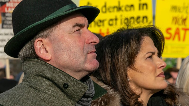 Hubert Aiwanger (Freie Wähler), bayerischer Wirtschaftsminister, und Michaela Kaniber (CSU) Forstministerin | Bild: picture alliance/dpa | Peter Kneffel Hubert Aiwanger (Freie Wähler), bayerischer Wirtschaftsminister, und Michaela Kaniber (CSU) Forstministerin