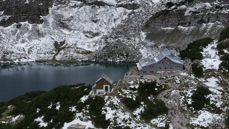 Die Coburger Hütte liegt inmitten halb verschneiter Felsen über dem Drachensee. | Bild: BR / Ulrike Nikola Die Coburger Hütte liegt inmitten halb verschneiter Felsen über dem Drachensee.