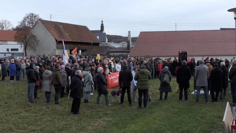 "Kein Platz für Reichsbürger in Wemding" - das machten nach Polizeischätzungen rund 300 Demonstranten am Samstag bei einer Kundgebung in Wemding, im schwäbischen Landkreis Donau-Ries, deutlich. 