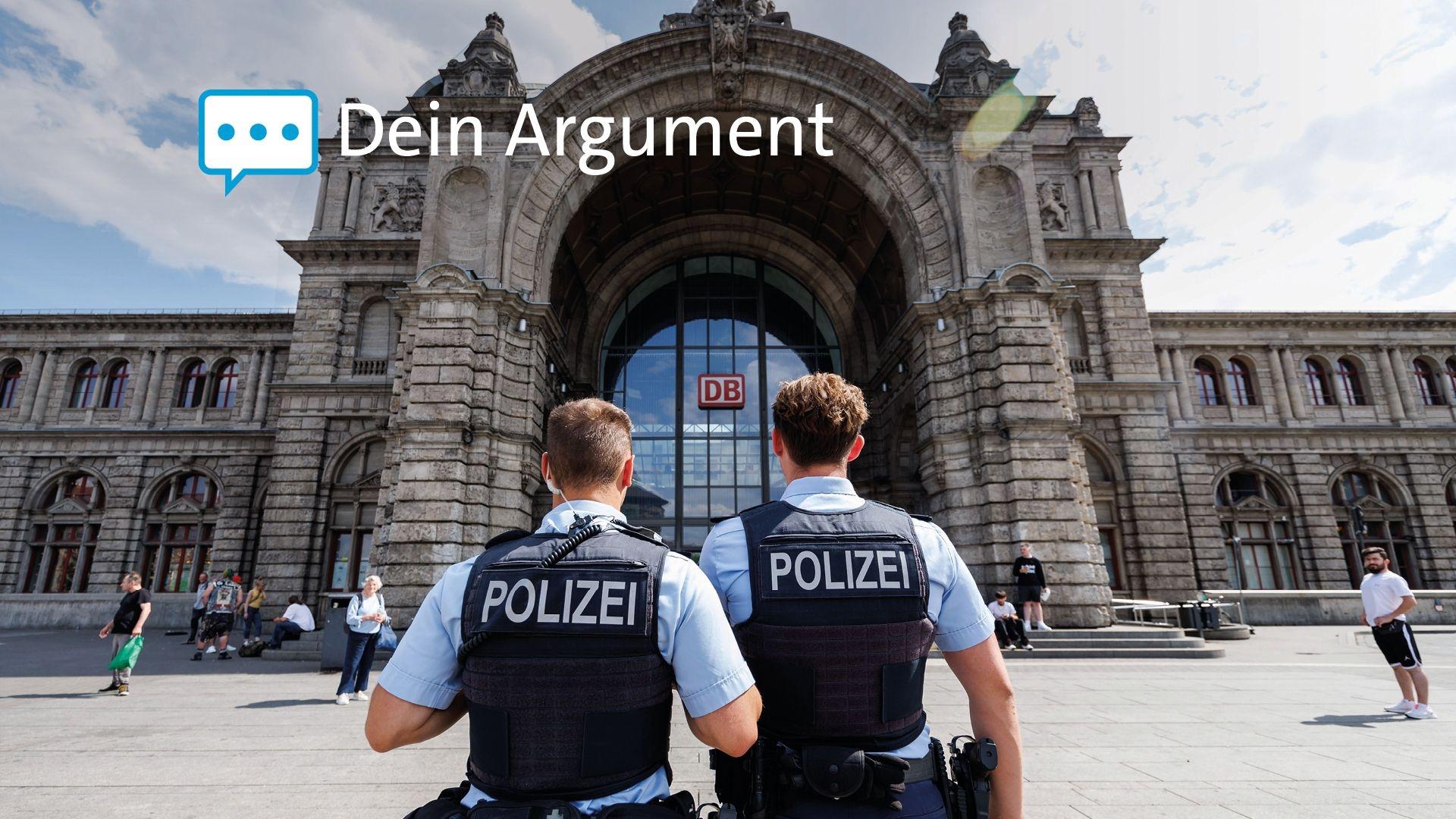 Zwei Polizisten stehen vor dem Haupteingang des Nürnberger Hauptbahnhofs.