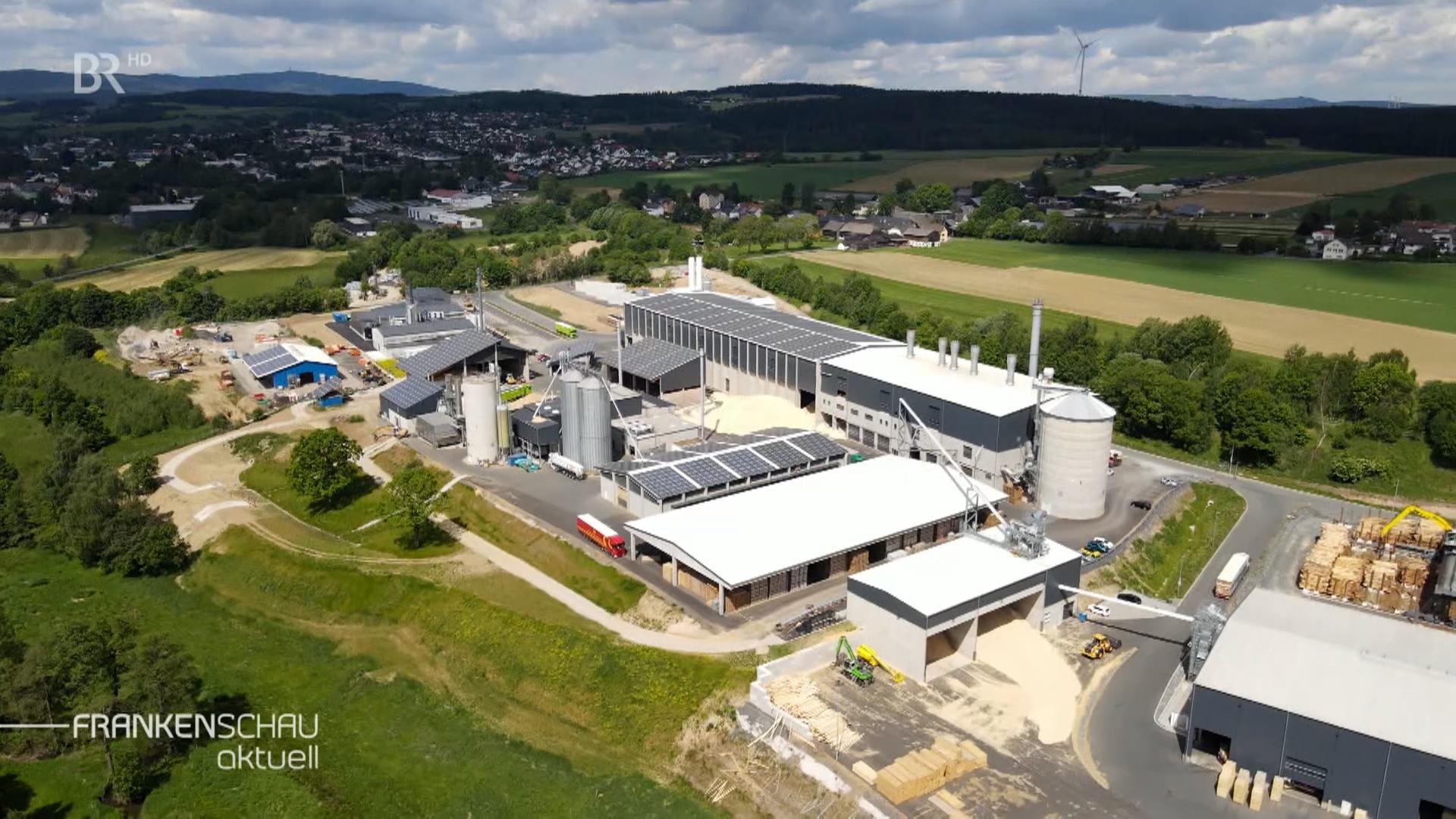 Luftbild des Energieparks Wunsiedel mit Sägewerk und Photovoltaik auf den Dächern. 