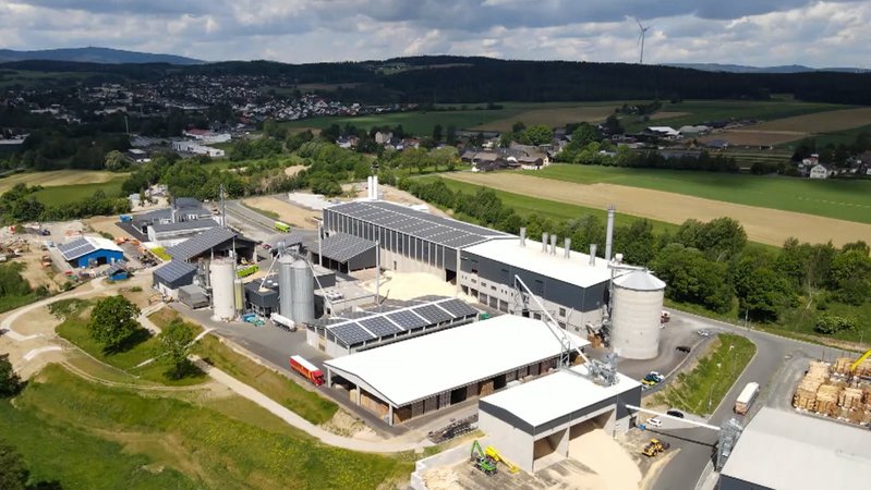 Luftbild des Energieparks Wunsiedel mit Sägewerk und Photovoltaik auf den Dächern. 